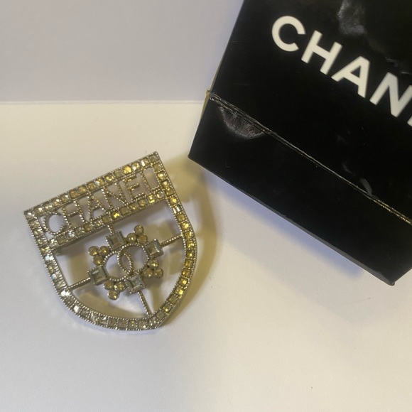 Jewelry - Designer inspired brooch